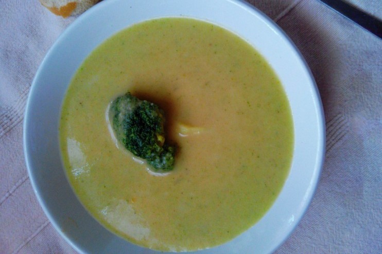 Cuisiner un velouté de brocolis et curry pour votre enfant